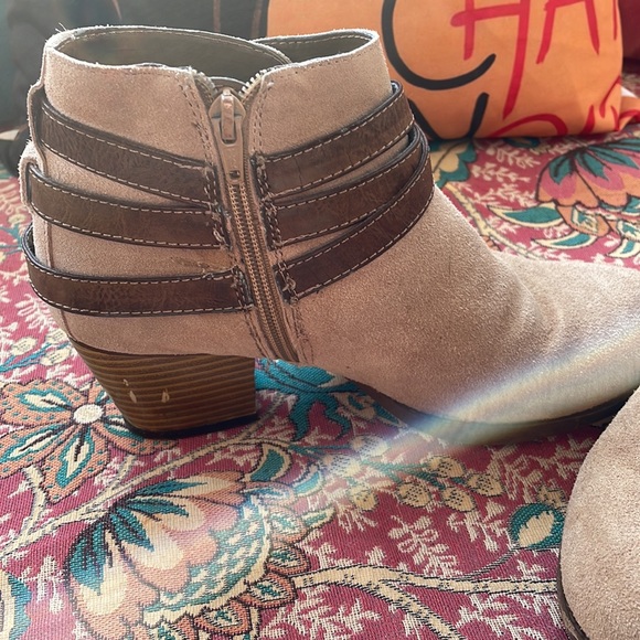 Size 71/2 leather boots. Suede with leather belt contrasts. Soles are good. - Picture 2 of 6